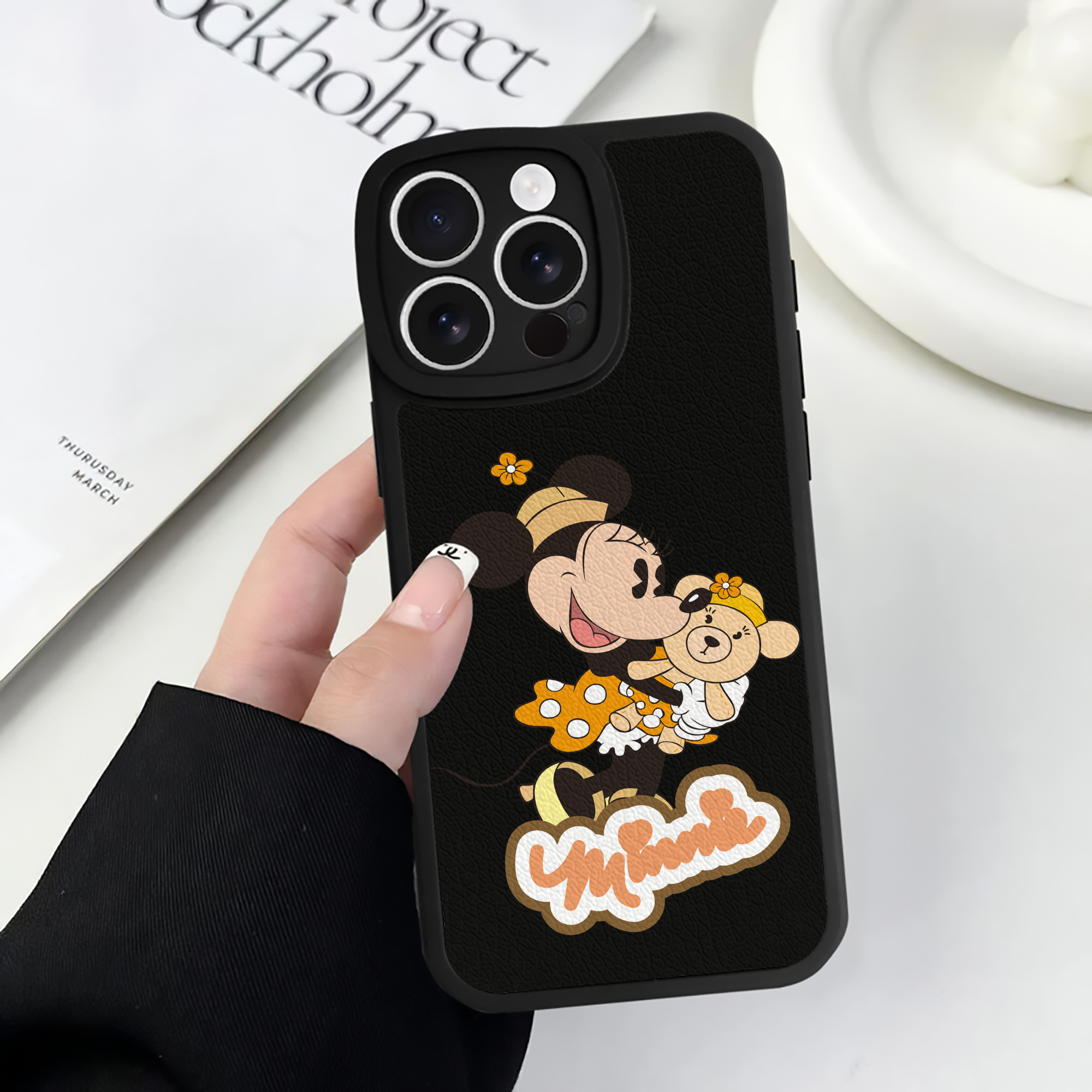 （画像用） ミッキーマウス Mickey Mouse 【iPhone 16シリーズ対応】シリコンスマホケース（レザー調） 材質：シリコン